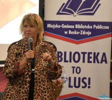 Pani trzyma w dłoniach mikrofon