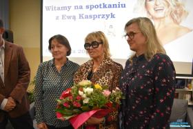 Trzy Panie pozują do zdjęć