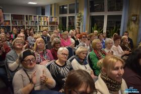 Zebrana publiczność bije brawo