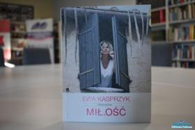 książka stoi na stoliku