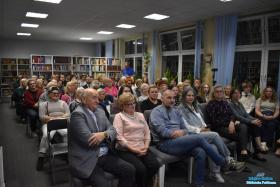 zebrani goście siedzą na krzesłach