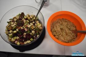 Dwie miski z jedzeniem