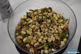 Szklana misa, w której znajduje się sałatka