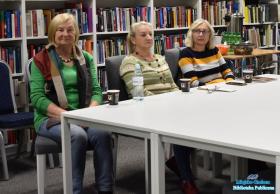 Trzy Panie siedzą przy białym stole