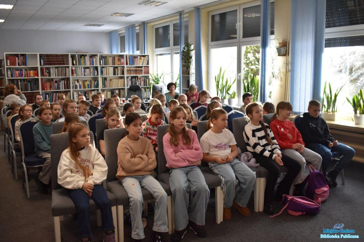 Dzieci siedzą na krzesłach