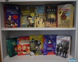 Książki stoją na półkach