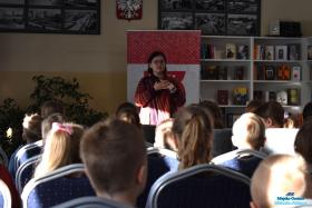 Pani mówi do zebranych dzieci