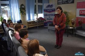 Pani stoi przed dziećmi