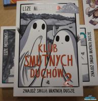 Dwie książki leżą na stoliku