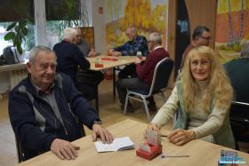 Pani z Panem pozują do zdjęcia