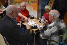 Trzech panów i Pani siedzą przy stoliku