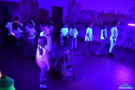 Dzieci stoją w dwóch rzędach