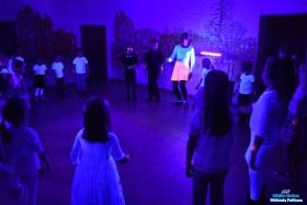 Dzieci stoją w kółku a Pani pokazuje co mają robić