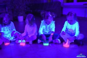 Dziewczynki robią kolorowe slimy