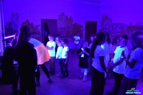 Grupa dzieci stoi na sali