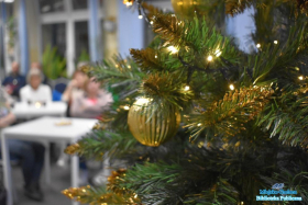 Gałązki choinki przyozdobione bombkami i światełkami