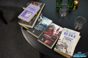 książki leżące na czarnym stole