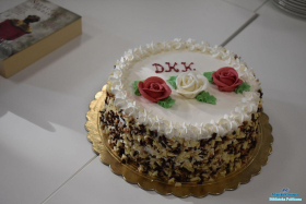 Jubileuszowy tort stoi na stoliku