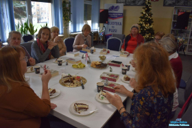 Panie siedzą jedzą tort oraz rozmawiają