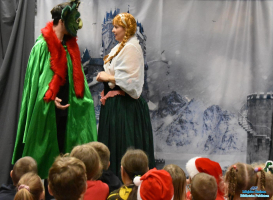 Dwójka aktorów podczas spektaklu stoi przed dziećmi