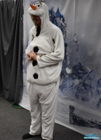 Pan w przebraniu bałwana stoi na tle kurtyny