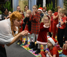 Pani dmucha w dłonie a dzieci ją naśladują