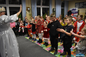 Pani tańczy razem z dziećmi