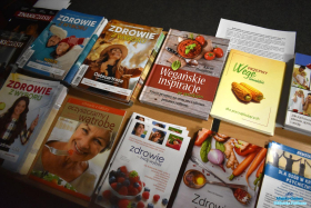 Książki leżą na stoliku