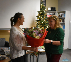 Pani wręcz kwiaty prowadzącej spotkanie