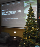 Slajd na rzutniku i choinka stojąca obok