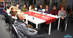 Zebrani uczestnicy spotkania siedzą przy wspólnym stole