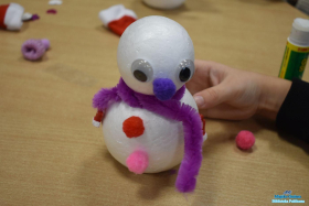 Bałwanek ze styropianu stoi na stoliku