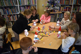 Dwie Panie pomagają dzieciom tworzyć styropianowe bałwanki