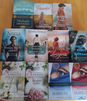 Egzemplarze książek leżą na stoliku