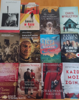 Książki leżą na stoliku