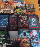 Książki leżą na stoliku