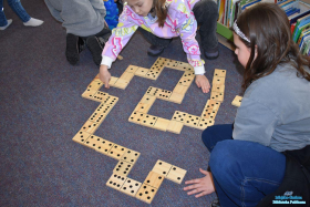 Dwie dziewczynki układają domino
