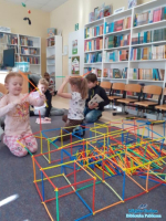 Dzieci bawią się słomkami konstrukcyjnymi