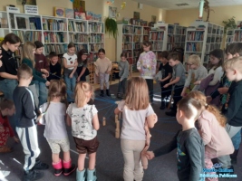 Grupa dzieci stoi w kółku