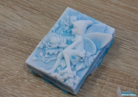 Błękitne mydełko leży na stoliku