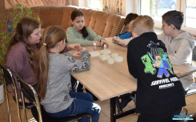 Dzieci siedzą przy stoliku