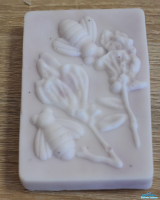 Mydełko glicerynowe ze wzorem leży na stoliku