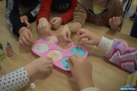 Na stole stoi foremka z kolorowymi mydełkami