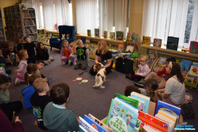 Pani pokazuje dzieciom psie sztuczki