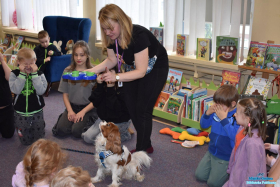 Pani trzyma miseczkę dla pieska