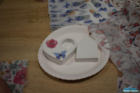 figurki ceramiczne leżą na papierowym talerzyku