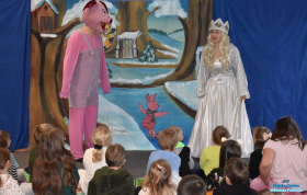 Aktorzy z dziećmi, Pani w białej sukience, a Pan w przebraniu Prosiaczka