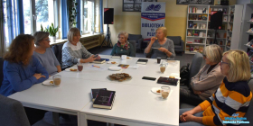 Panie siedzą przy stoliku