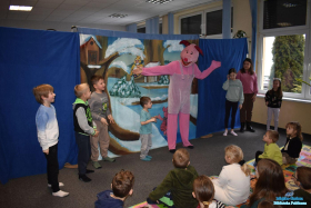 Aktor w przebraniu wraz z dziećmi