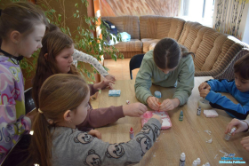 Dzieci dodają kolory do foremek z mydłami